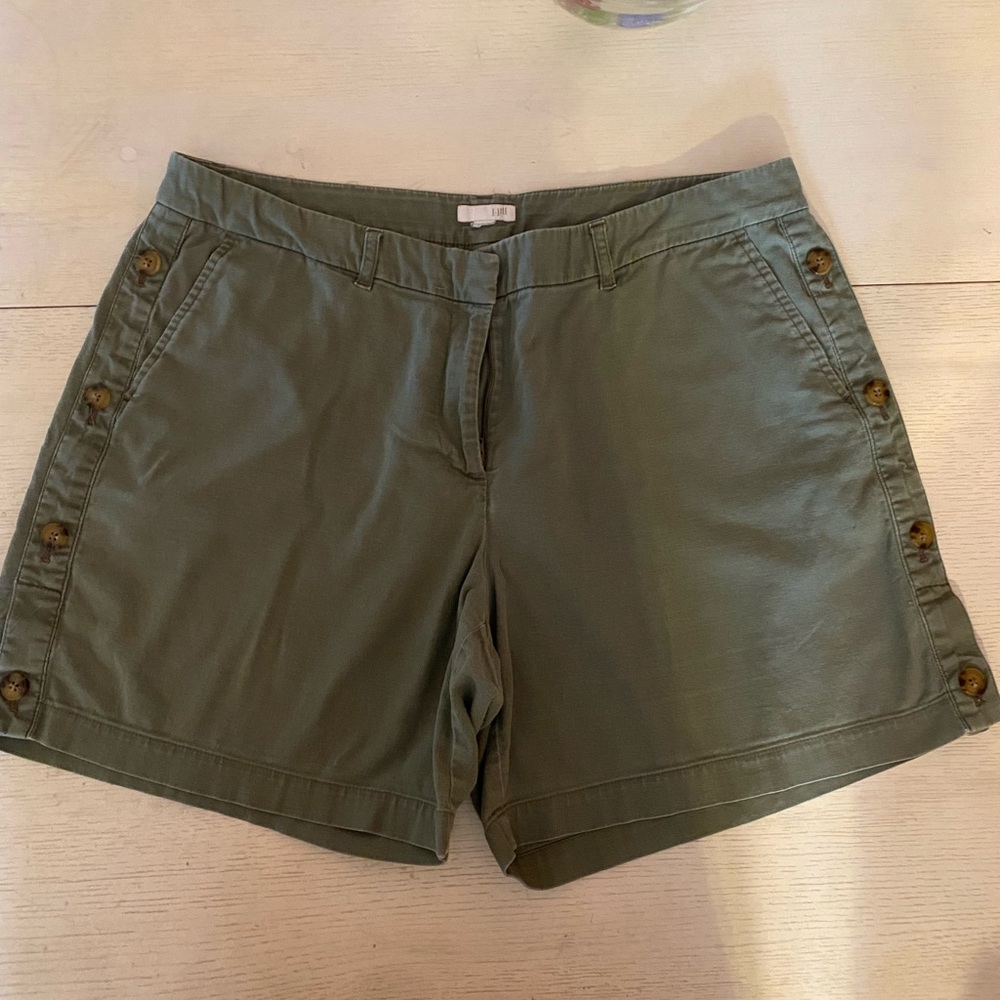 J Jill Olive Khaki  L shorts button sides